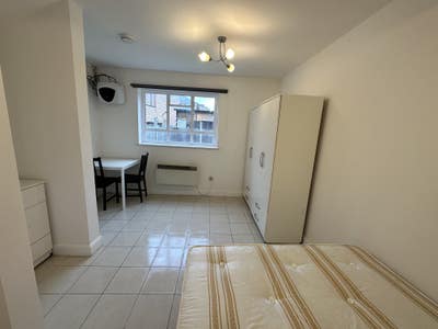 Spacious Studio 10 Mins from Jubilee Line Main Photo