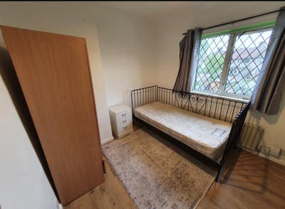 Single Room to rent &pound;550/month location rm8 Main Photo