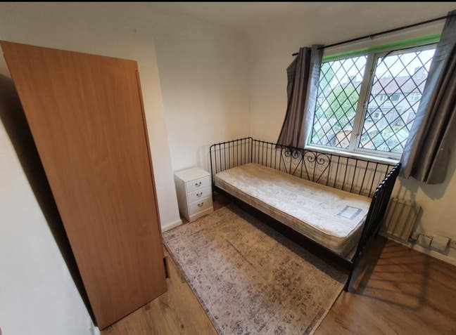 Single Room to rent &pound;550/month location rm8 Main Photo