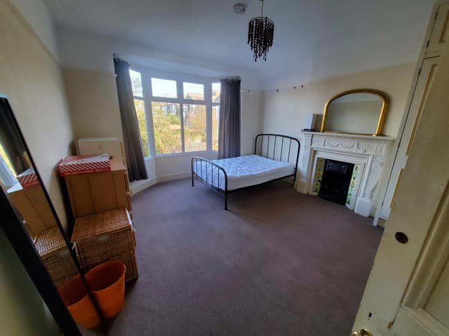 Large double room in friendly houseshare Main Photo