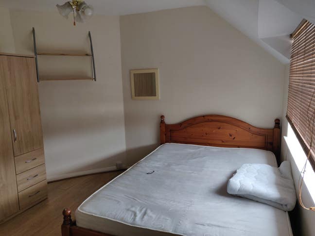 Double Bedroom in Shared House Main Photo