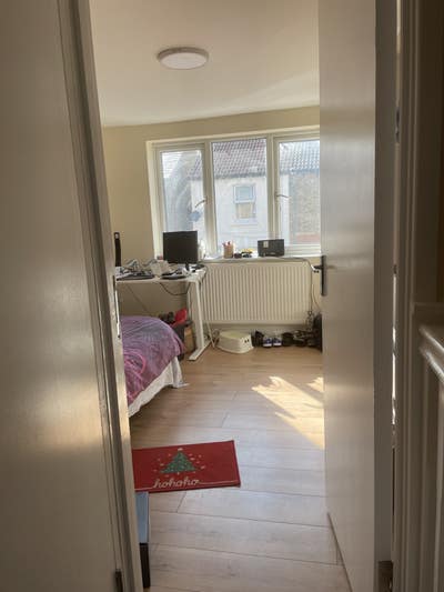 Two large rooms in a house with garden Main Photo