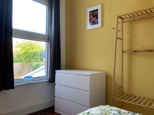  Furnished Single Room available - Kingswood Main Photo