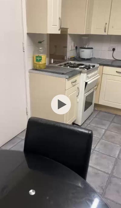 Spacious Double Room in a Clean House Main Photo