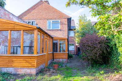 Rooms Available in Friendly 4-Bedroom House Main Photo