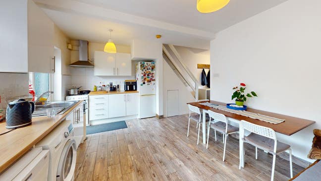 Spacious 3-Bedroom Family Home with Garden, EN3 Main Photo