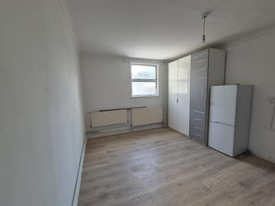 Studio near Maryland Station, E15 Main Photo