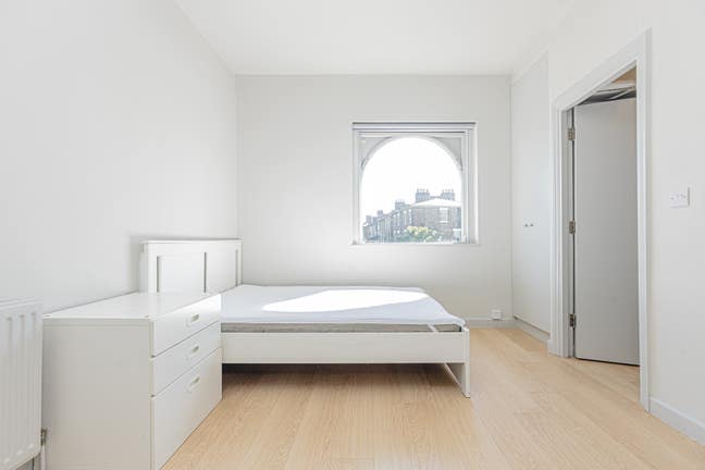 Newly decorated self contained studio flat-Hackney Main Photo