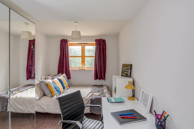 Double bedrooms in House Share Close to QMC  Main Photo