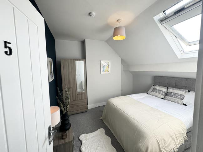Spacious Houseshare Close to Bramley Train Station Main Photo
