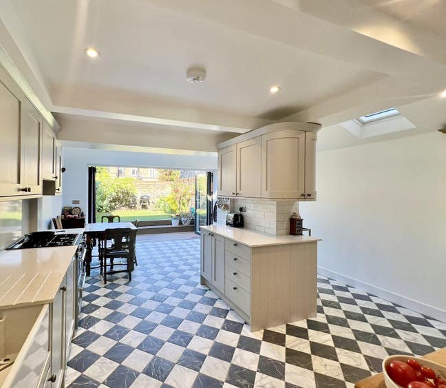 Room in Victorian House, brand-new kitchen Main Photo