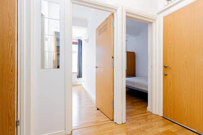 Newly refurbished spacious 1 double bedroom flat Main Photo