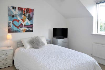  Spacious Townhouse - Hagley -close to station Main Photo