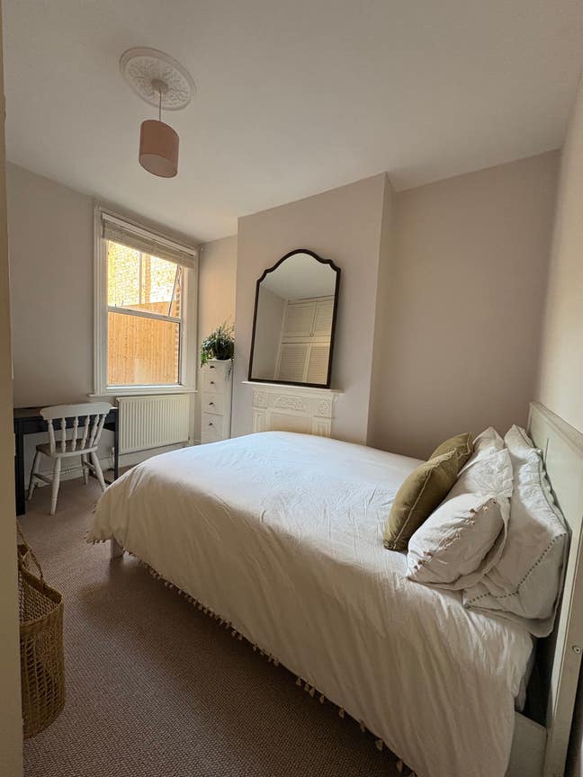 Double bedroom available Main Photo