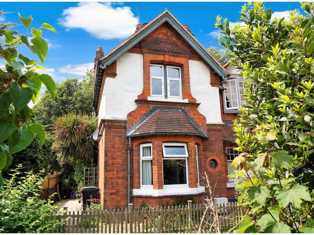 Double Room in 2 Bed End of Terrace Main Photo