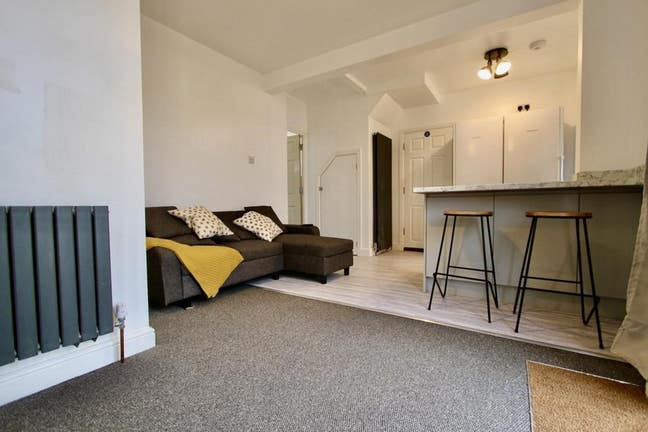Stylish En-Suite Room in Professional House Share Main Photo