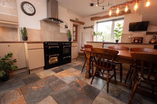 Riverside Ensuite, First month reduction Main Photo