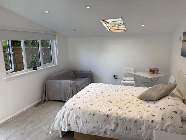 Cosy self contained living area with private entry Main Photo