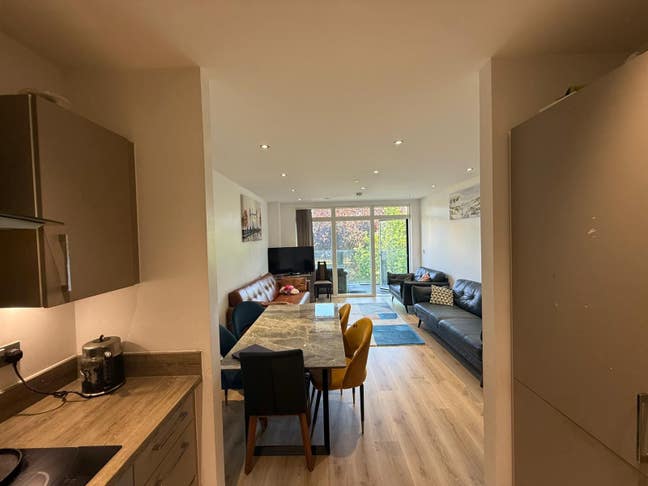 Furnished double bedroom  with private  bathroom Main Photo