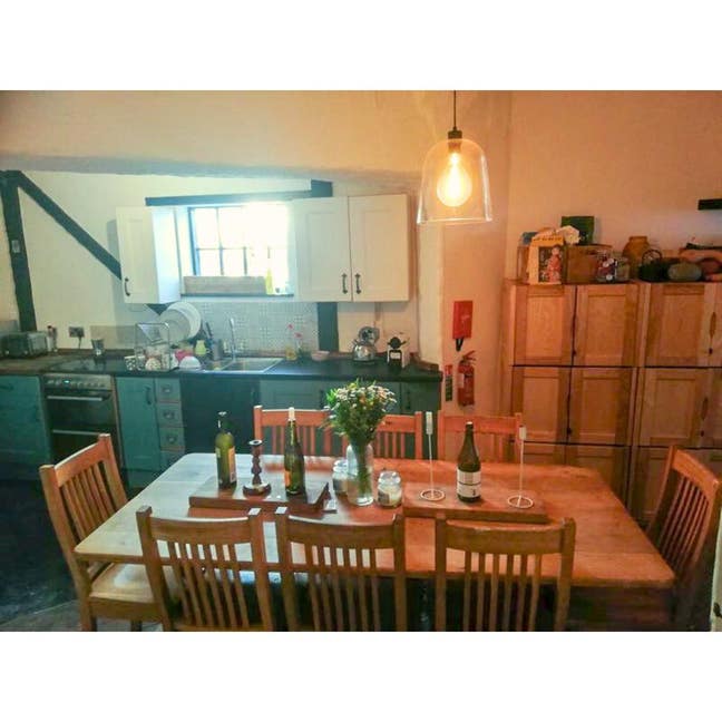 3 Double rooms available in Unique pub! Main Photo