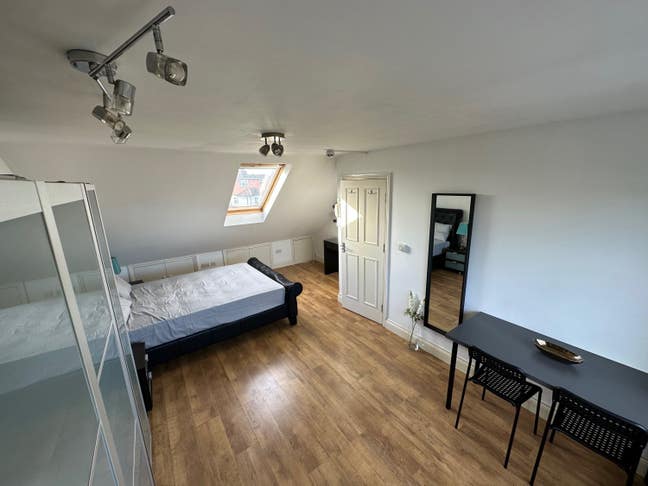 Big double room en-suite 8 min Willesden station Main Photo