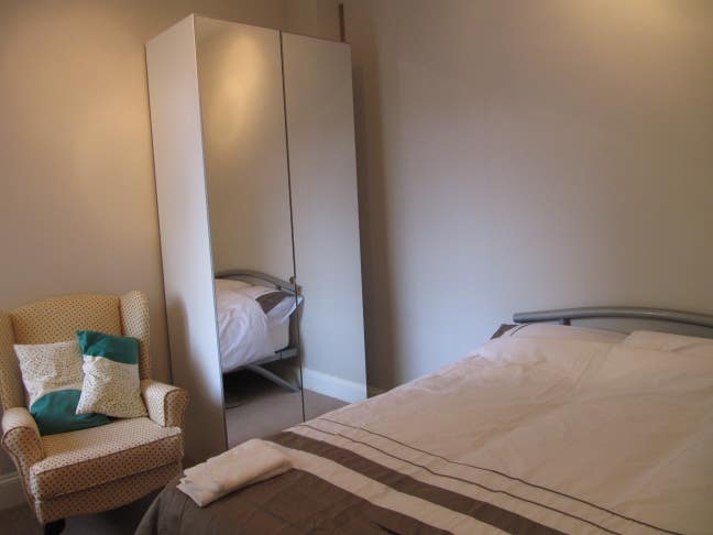 Super room sharing bathroom with one other Main Photo