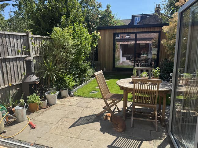 Double room with garden short term let bills incl Main Photo