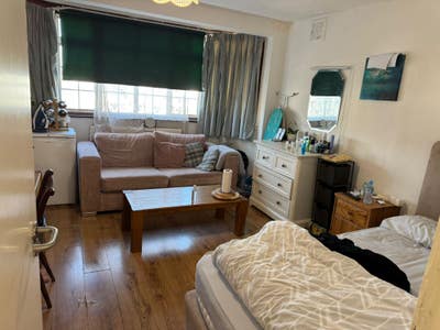 Double room to let in house- single occupancy.  Main Photo