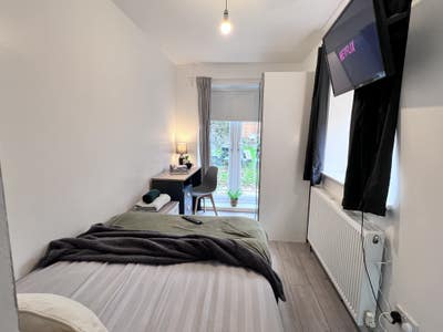 🌿 Small Double Garden Room – Bills Included  Main Photo
