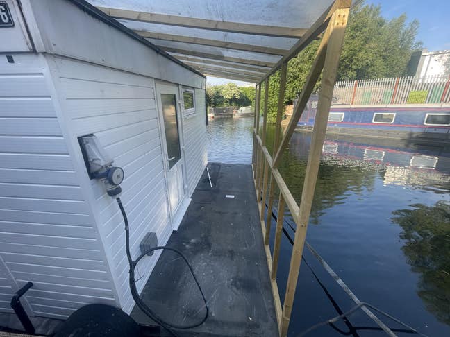 New build studio flat (houseboat) Main Photo