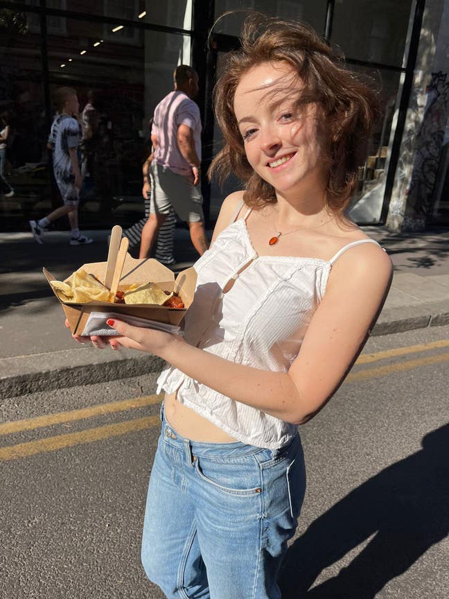 Looking for girls to live with in london!  Main Photo