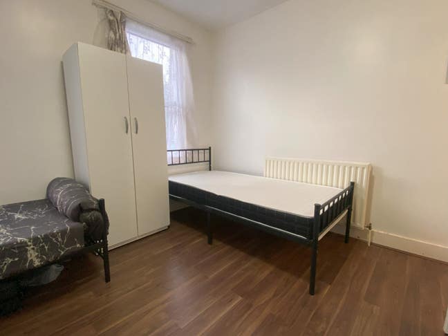 Sharing space available Extra large furnished room Main Photo