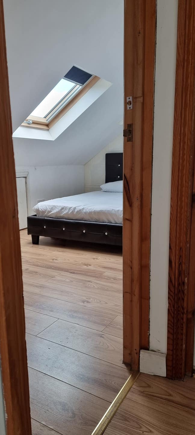 Double bedroom furnished inc.Gas and electric Bill Main Photo