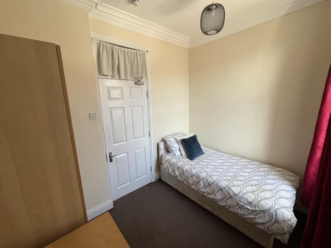 NO DEPOSIT - Single in Superb 4-Bed House Inc Most Main Photo