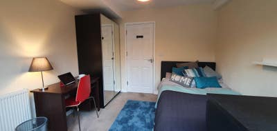 Lovely Double with Garden Access Main Photo