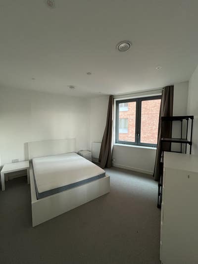 Room available in East London Main Photo