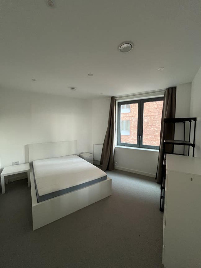 Room available in East London Main Photo