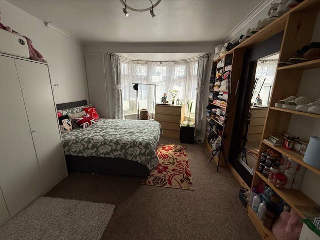 Newly refurbished double room in South harrow Main Photo