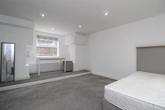 Kirkstall Large Room with Walk-in Wardrobe  Main Photo