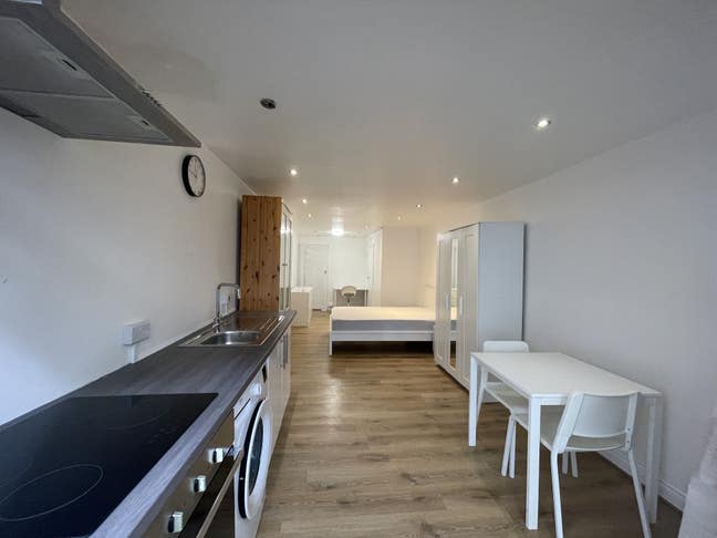 Stunninng Studio Available with a Private Garden Main Photo