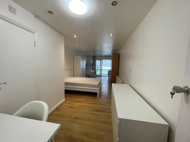 ✨🏡 Stunning Large Studio Flat with a Gardem🏡✨ Main Photo