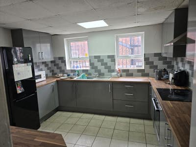 Houseshare - Stunning 7 Large Bedroom Property Main Photo