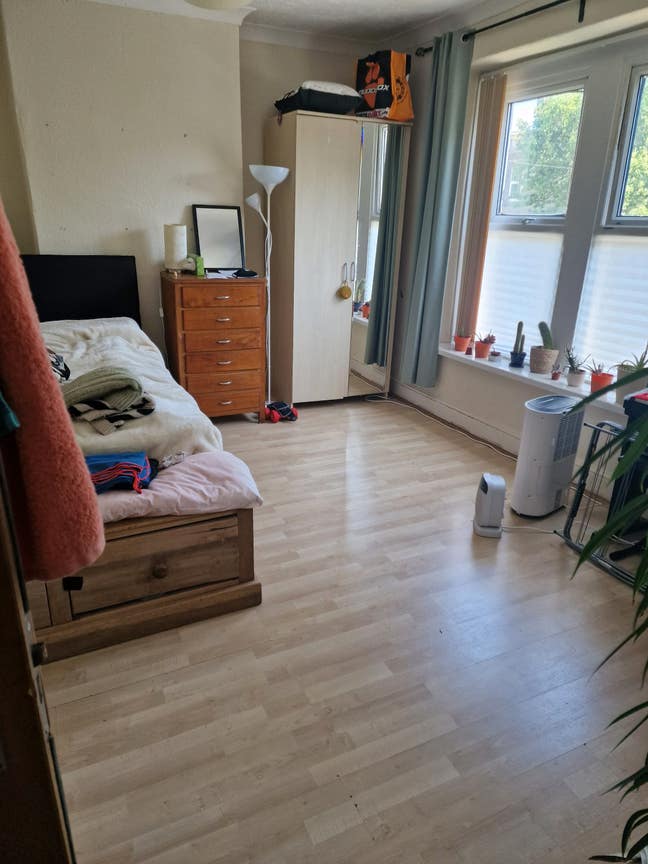 Bright, spacious double room needs you now:) Main Photo