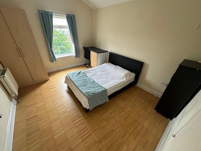 En Suite Great Location Rooms  Main Photo