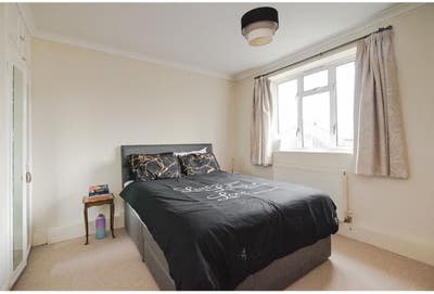 Spacious Master Bedroom for Rent – Roehampton Main Photo