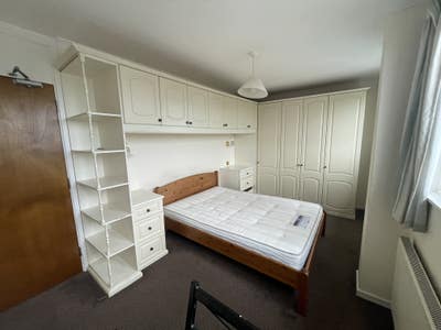 1st MONTH 1/2 PRICE Large Double Room Pin Green Main Photo