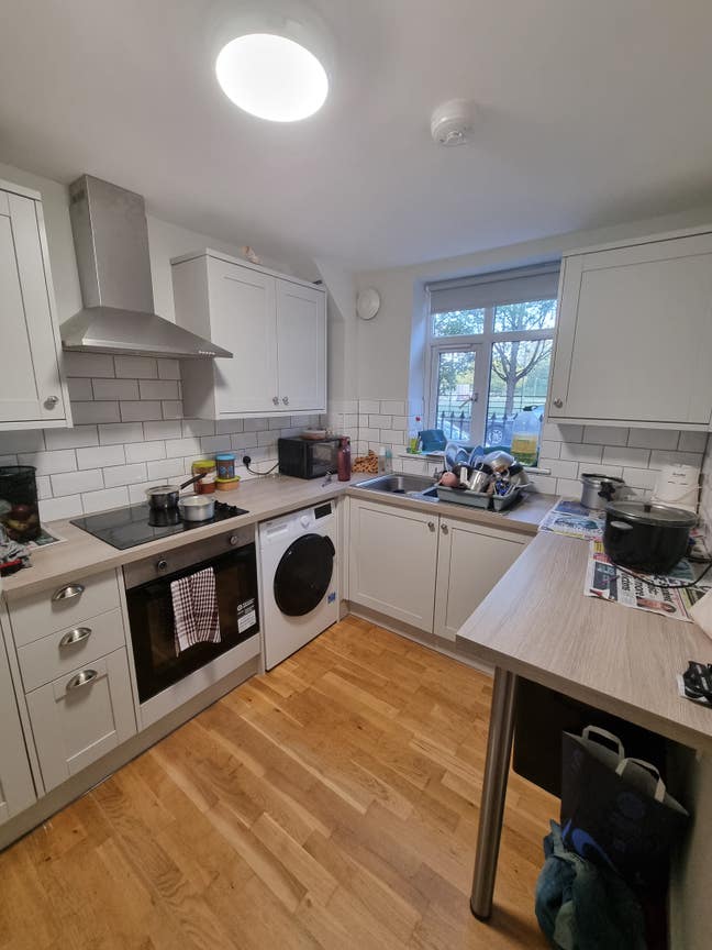 Double bed room for share Main Photo