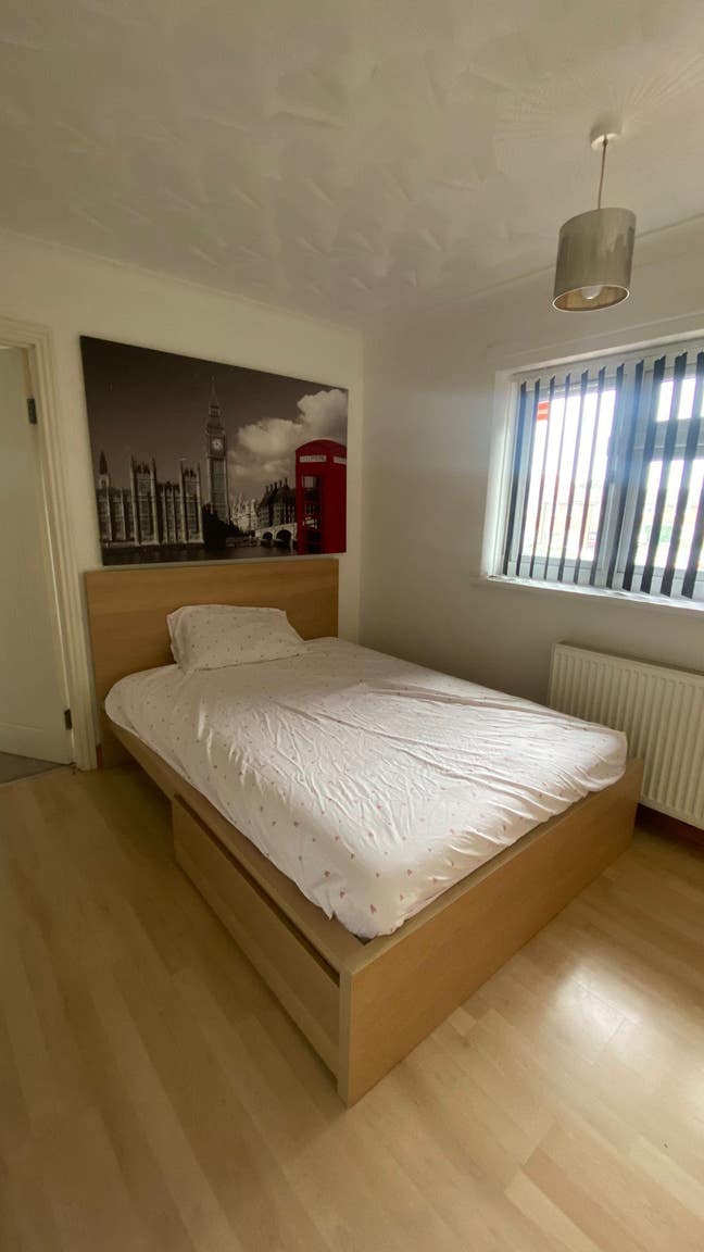 Double bedroom with built in storage Main Photo