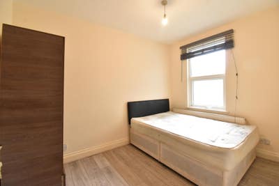 Small Double Room Available close to station Main Photo