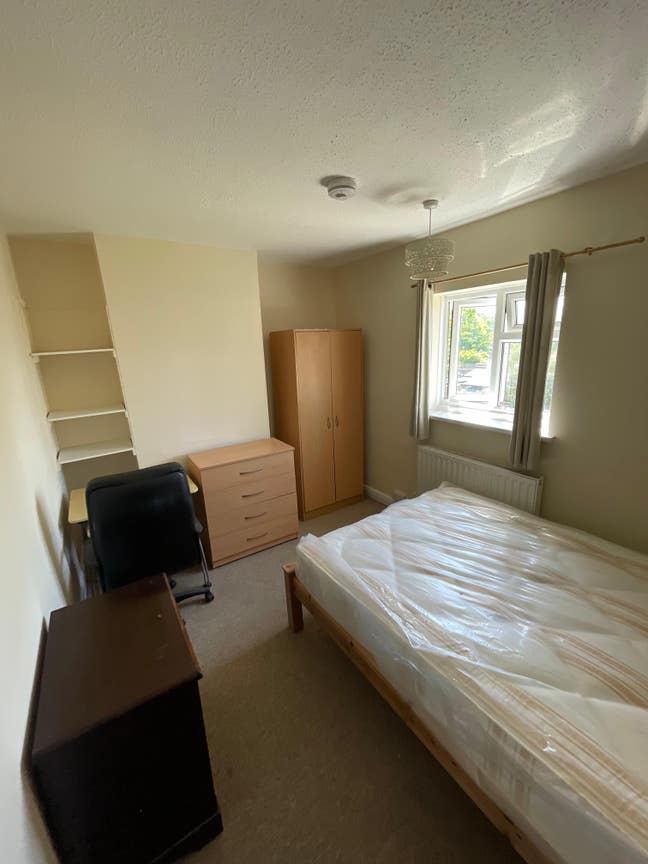 Large double room available in Cowley!  Main Photo